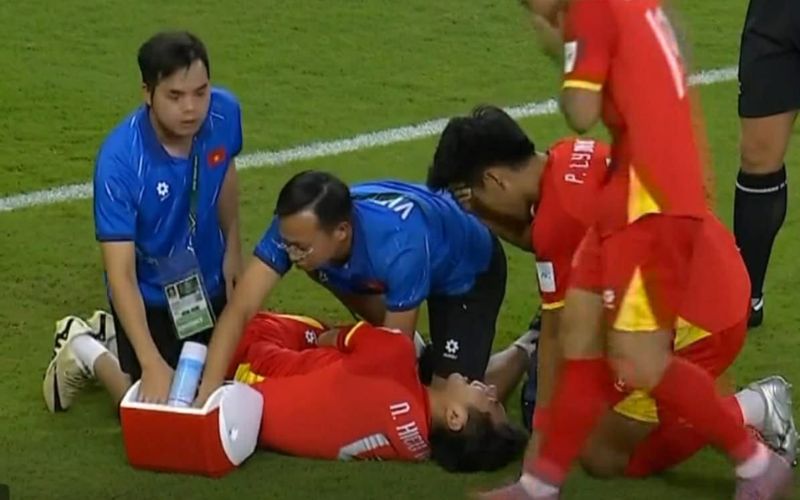 Cầu thủ bị chấn thương cổ chân khi đá bóng trong pha tranh chấp