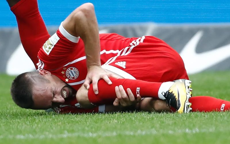 Tình trạng đau khớp gối khi đá bóng do va chạm mạnh