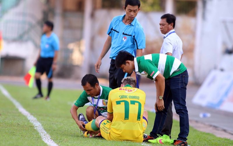 Cầu thủ gặp chấn thương gân kheo bóng đá khi tăng tốc trong trận đấu