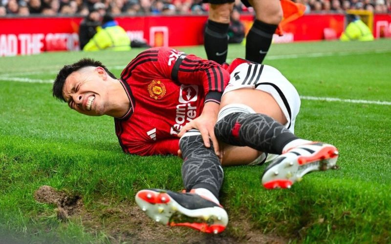 Chấn thương gân kheo bóng đá gây đau vùng cơ đùi sau của cầu thủ