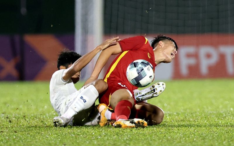 Chấn thương gót chân khi đá bóng ảnh hưởng đến khả năng di chuyển