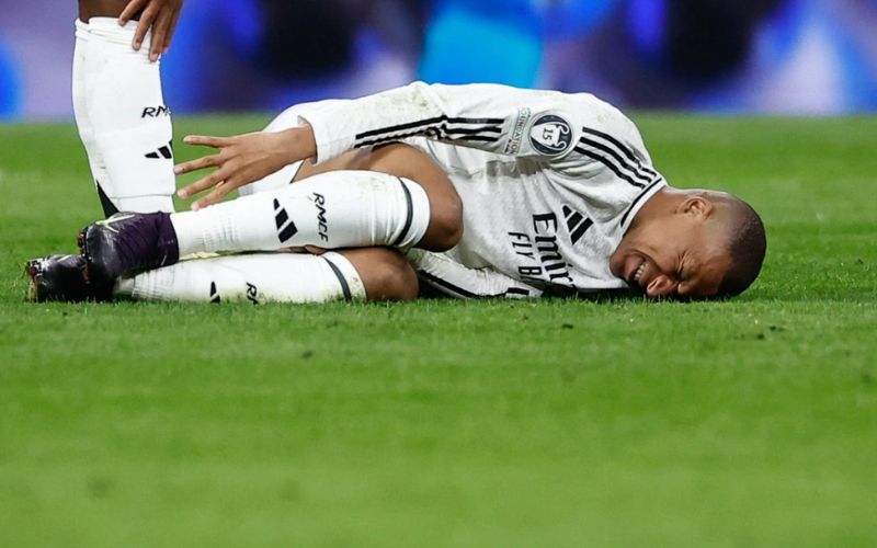 Tình trạng đau mu bàn chân khi đá bóng do va chạm mạnh