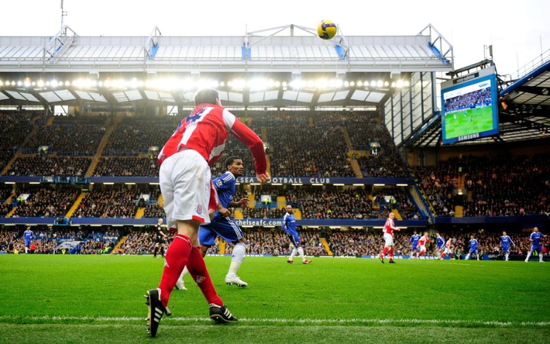 Tình huống ném biên trong bóng đá theo luật FIFA