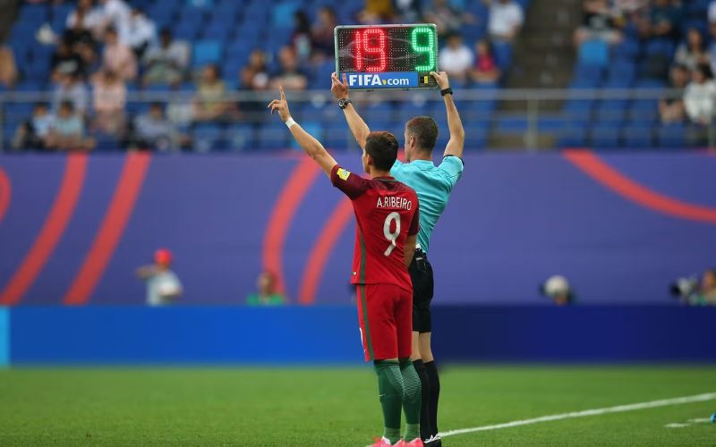 Luật thay người trong bóng đá theo quy định thi đấu chính thức