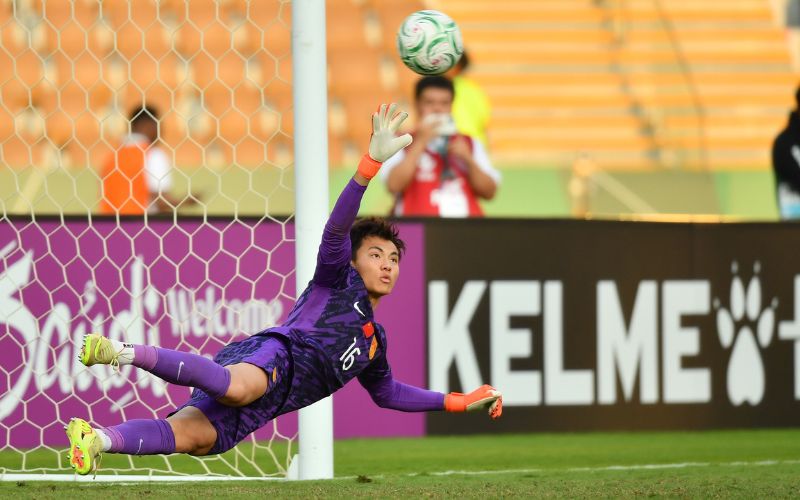 Thủ môn bóng đá thực hiện quyền bắt bóng theo luật FIFA